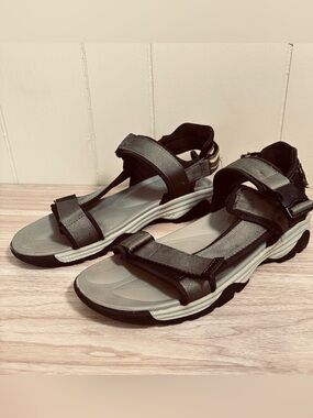 Ozark Trail Black and Light Green Men's Outdoor Sport Strap Sandals